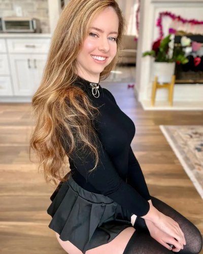 Обворожительная нимфоманка показывает свои прелести на камеру