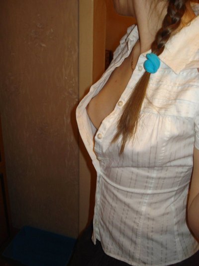 Сосет и показывает свои прелести