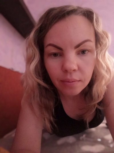 Привлекательная красотка с прекрасной грудью - невероятно сексуальная!