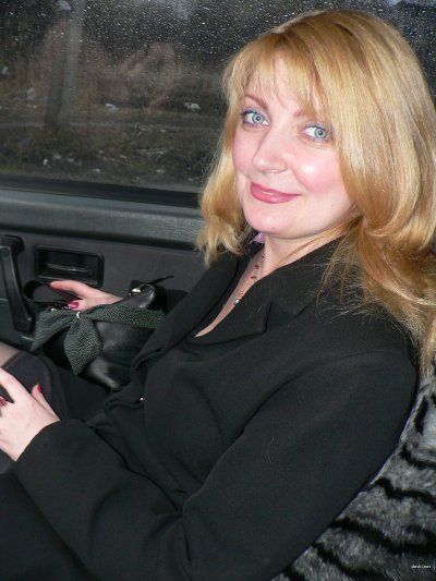 Дама в зрелом возрасте раскрывает интимные тайны своего тела