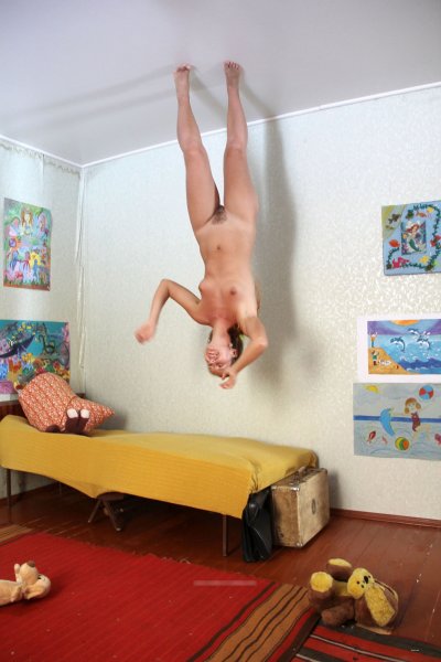 Обнаженная дама в перевернутом бардаке