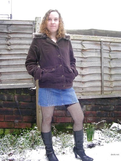 Опытная, но всё ещё сексуальная дама радует глаза