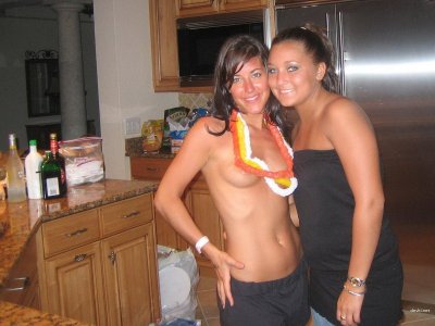 Вечеринки веселых красавиц: как девушки развлекаются после пары стаканчиков