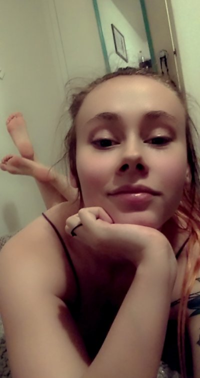 Молодая красотка обнажила свои прекрасные формы