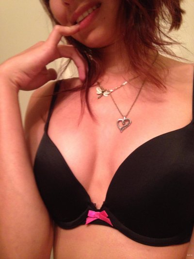 Шалит без одежды и раздвигает ножки для удовольствия