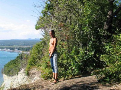 Красотка снимает одежду на свежем воздухе