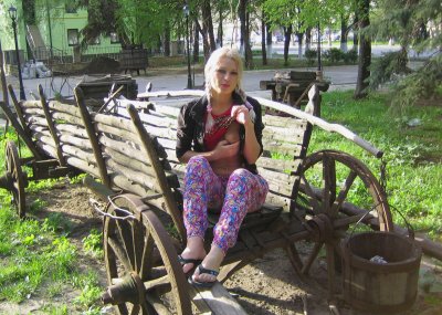 Развратная блондинка шалит без одежды