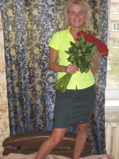 Грудастая дамочка демонстрирует свои прелести на частных снимках