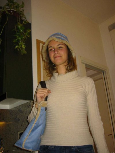 Привлекательная белокурая красотка делает минет