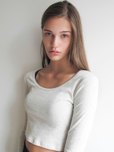 Привлекательная красотка с отличной фигурой готова раздеться перед камерой