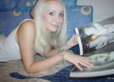 Блондинка использует волшебную игрушку для незабываемых удовольствий