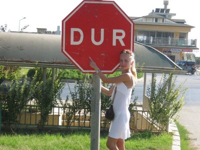 Русская блондинка за границей позирует без одежды