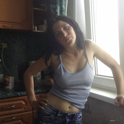 Ксюша показывает свои прелести в уютной обстановке