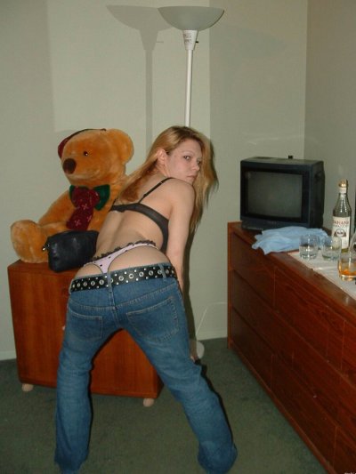 Сексуальная красотка с огненными волосами демонстрирует свои прелести