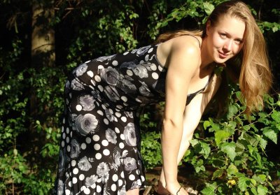 Красотка на свежем воздухе раздевается - Часть 4: На природе