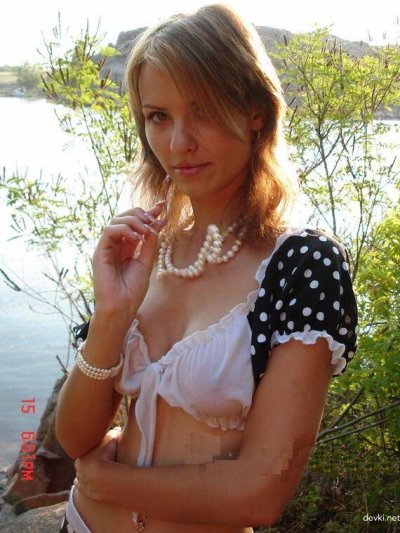 Наглая красотка поднимает юбочку без нижнего белья