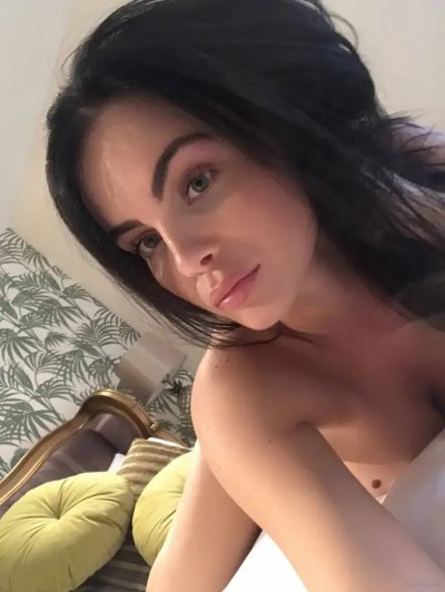 Горячая брюнетка демонстрирует интимные места в крупном формате