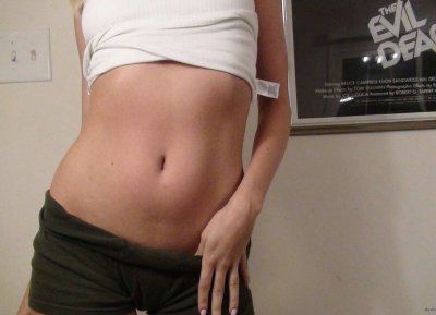 Обожает заниматься собственным телом в интимных местах