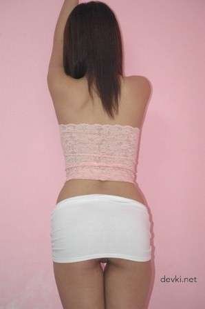 Обнаженная красавица из Азии демонстрирует свое тело на улице