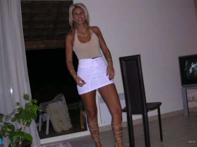 Задница супруги блонди принимает член в узкое отверстие