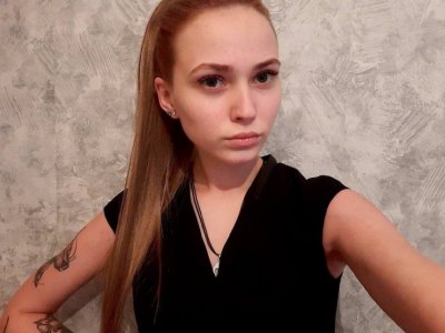 Красотка с татуировками показывает свое голое тело