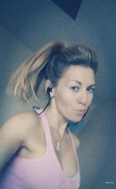 Пышногрудая белокурая красотка весело тестирует ассортимент интимных принадлежностей