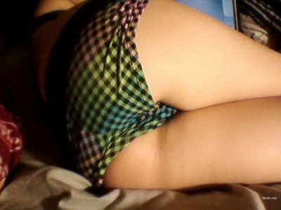 Голая брюнетка делает интимные снимки своей интимной зоны