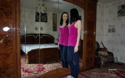 Обнаженная темноволосая дама с гладко выбритой киской