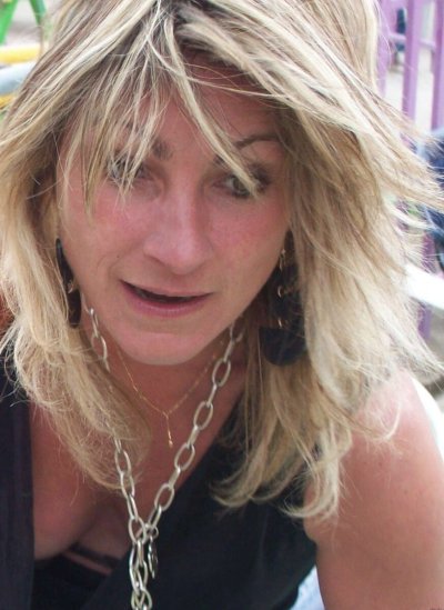 Пьяная девушка радует мужчину оральными ласками в баре