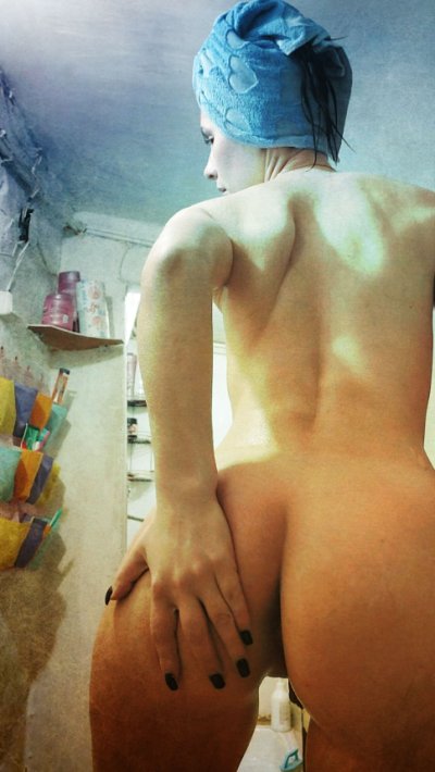 Темная красотка позирует без одежды после купания