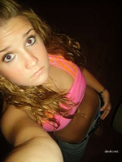 Привлекательная красотка раздевается до гола.