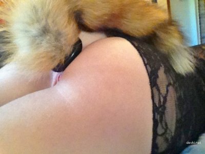 Горячая рыжая девушка демонстрирует свой зад с анальной игрушкой