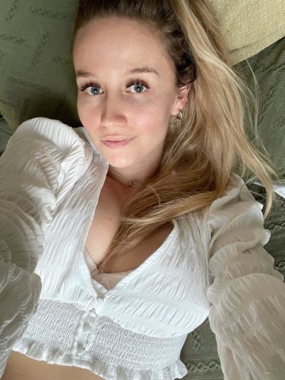 Обнаженная красотка с золотистыми прядями