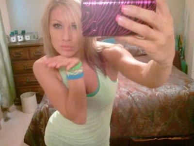 Сексуальная блондинка демонстрирует свою кискy в крупном плане