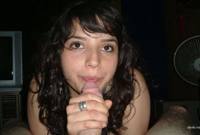 Обнаженная темноволосая красавица с кустистой пилоткой