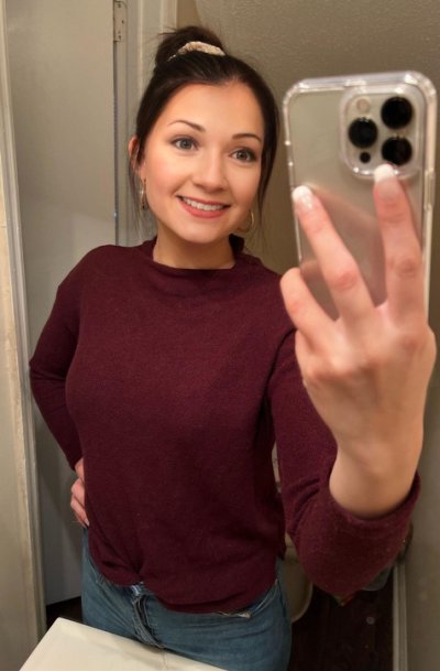 Соблазнительная красотка позирует перед камерой, показывая свои прелести