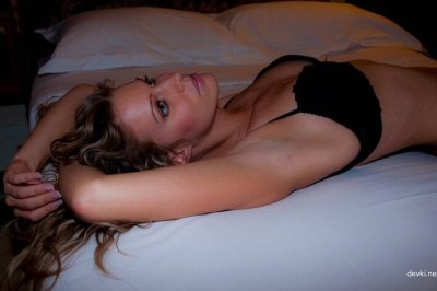 Сексуальная красотка в обтягивающих колготках