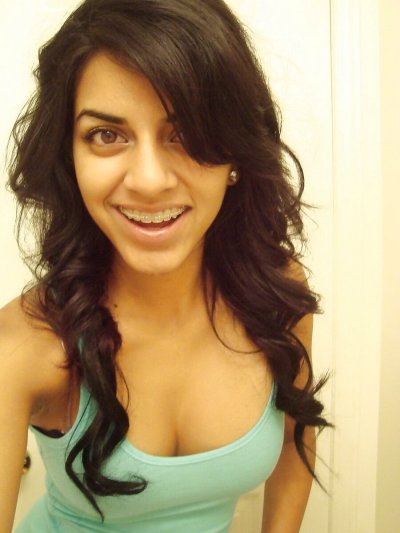 Красотка облизывает возбужденный член