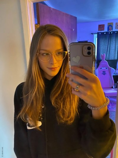 Молодая красотка делает откровенные фото, показывая свою стройную фигуру