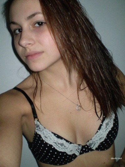 Сладкая красотка удовлетворяет себя в уютной обстановке