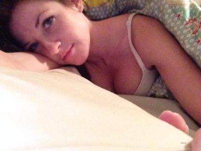 Молодая девушка снимает свою наготу для любимого парня