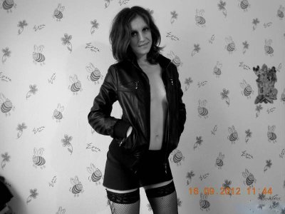 Дикая красотка показывает свои прелести без волос