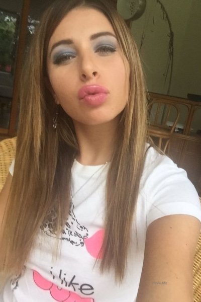 Фото от красотки с расставленными ногами - откровенные снимки для взрослых