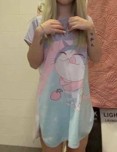 Юная блондиночка показывает свои прелести