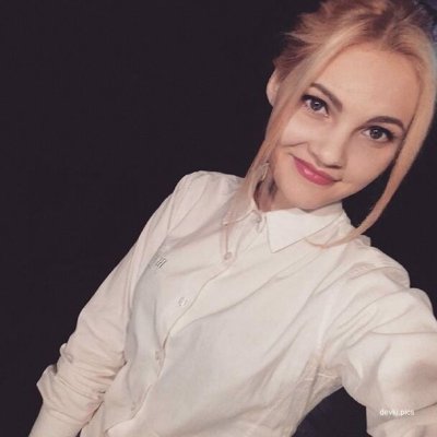 Красивая милашка демонстрирует свои прелести