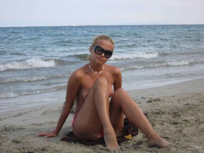 Зрелая дама без одежды демонстрирует свое тело