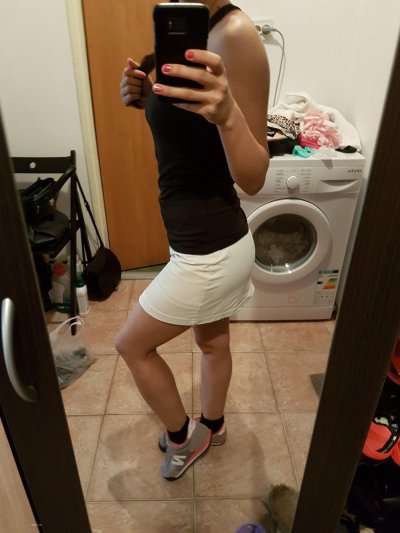 Соблазнительная красотка в сексуальной мини-юбке - готова раздвигать грани!