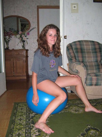 Интимные моменты: Эротика в домашних условиях с привлекательной девушкой