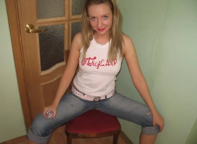 Сексапильная брюнетка вводит в себя прозрачный самотык