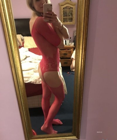 Снимки дамы с анальным девайсом в форме сердца: откровенный момент раскрывается